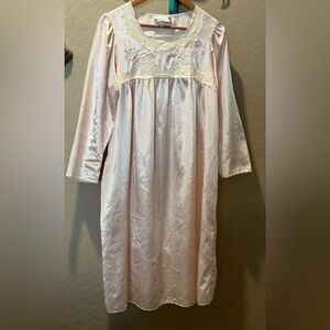 Vintage Miss Elaine Women's S Satin Long Nightgown
Pink Lace floral appliqué